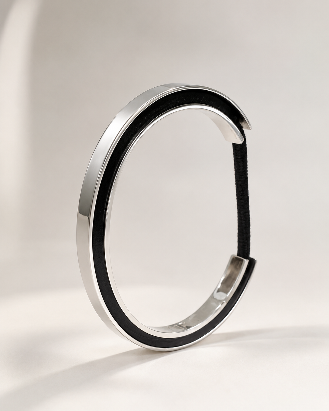 Silver VIRAVIE 01 bracelet holding a black hair band